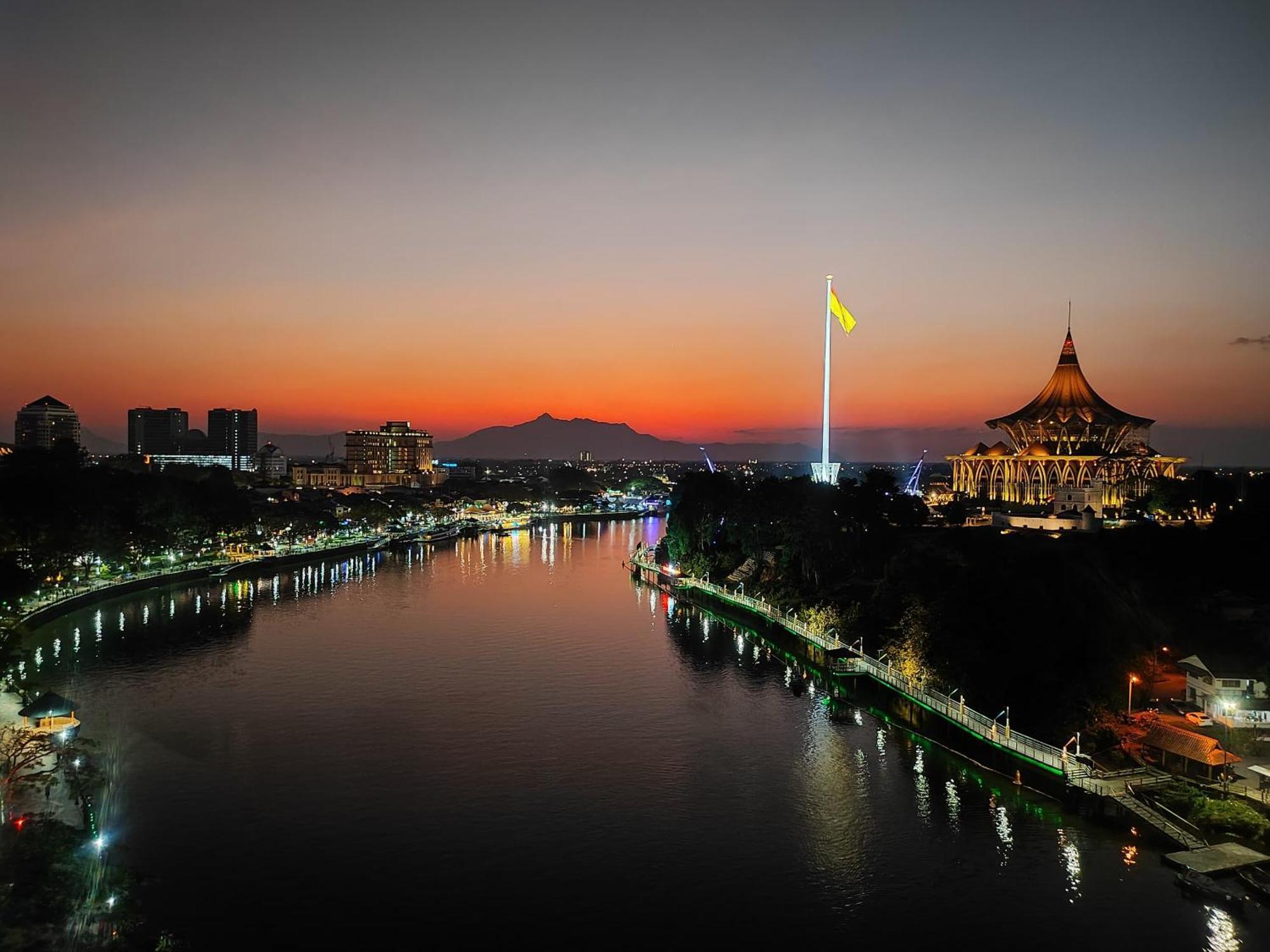 Riverbank Staycation, Beautiful Waterfont Apartment Kuching