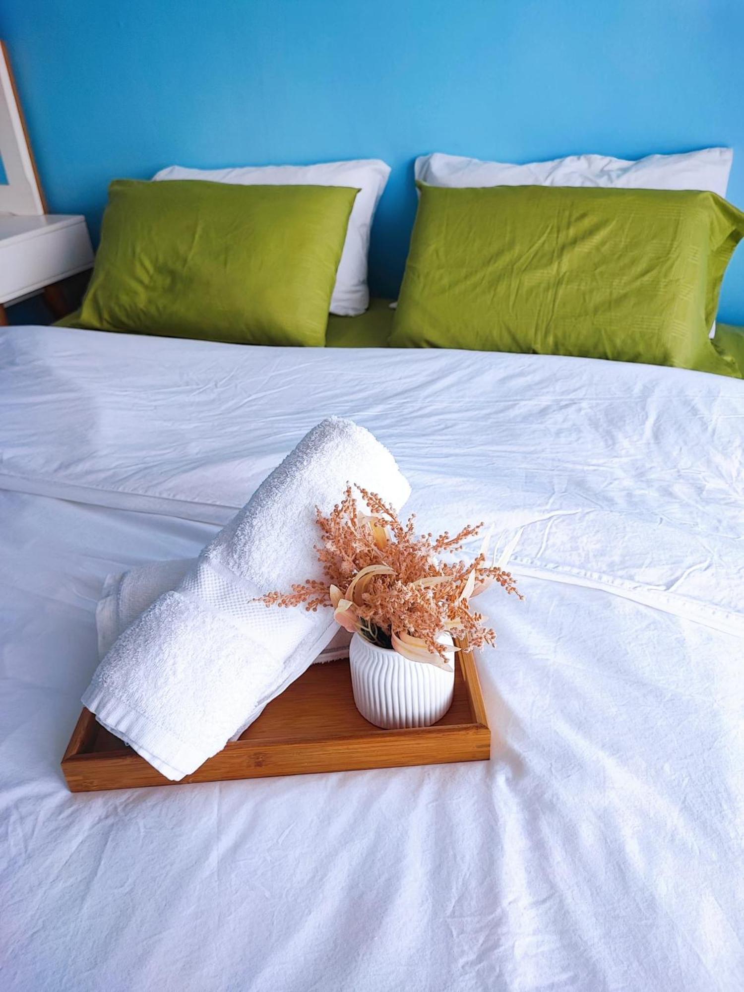 Riverbank Staycation, Beautiful Waterfont Apartment *
