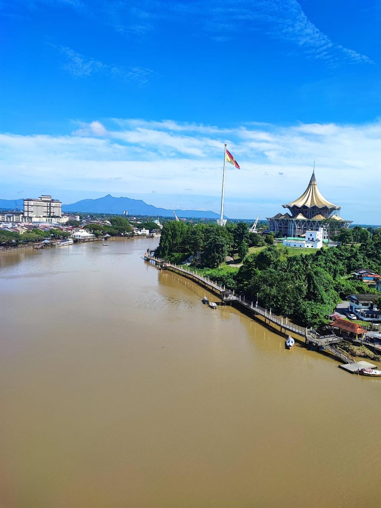 Apartment Riverbank Staycation, Beautiful Waterfont *